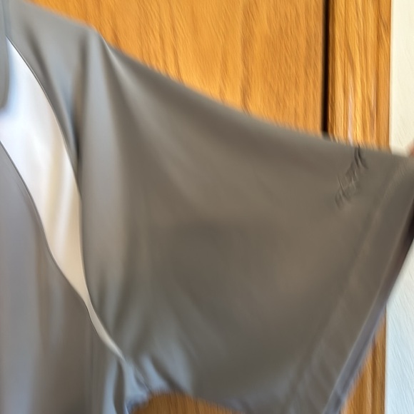 Like New ⛳️Greg Norman the Shark gray and white golf polo size XXL⛳️ - Picture 3 of 7